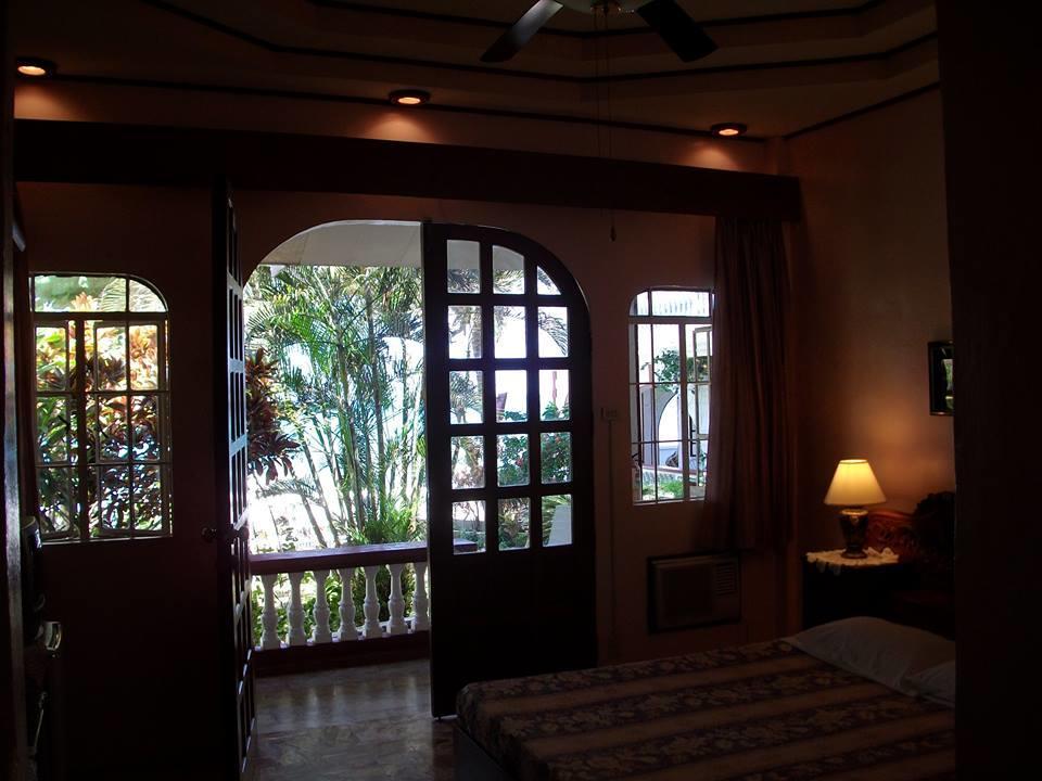 Blue Crystal Beach Resort Puerto Galera Exterior photo